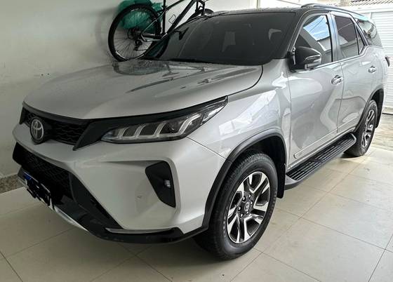 TOYOTA HILUX SW4 2.8 D-4D TURBO DIESEL DIAMOND 7L 4X4 AUTOMÁTICO TOYOTA HILUX SW4 2.8 D-4D TURBO DIESEL DIAMOND 7L 4X4 AUTOMÁTICO